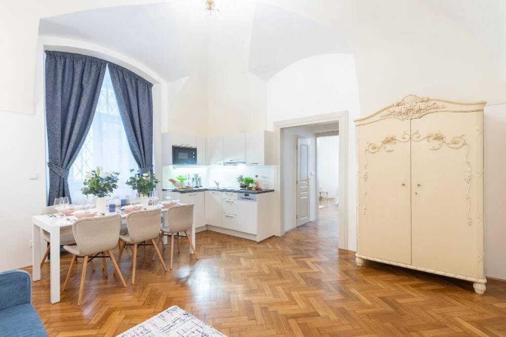 Rose Apartments / Romantic & Cozy / City Center Praag Buitenkant foto