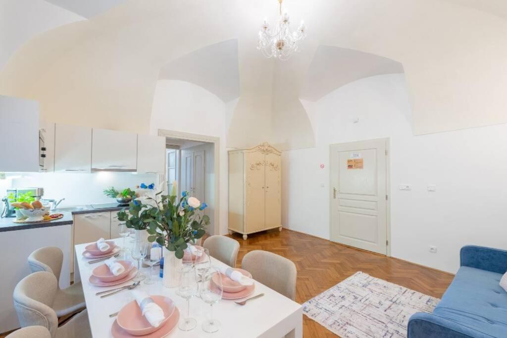 Rose Apartments / Romantic & Cozy / City Center Praag Buitenkant foto