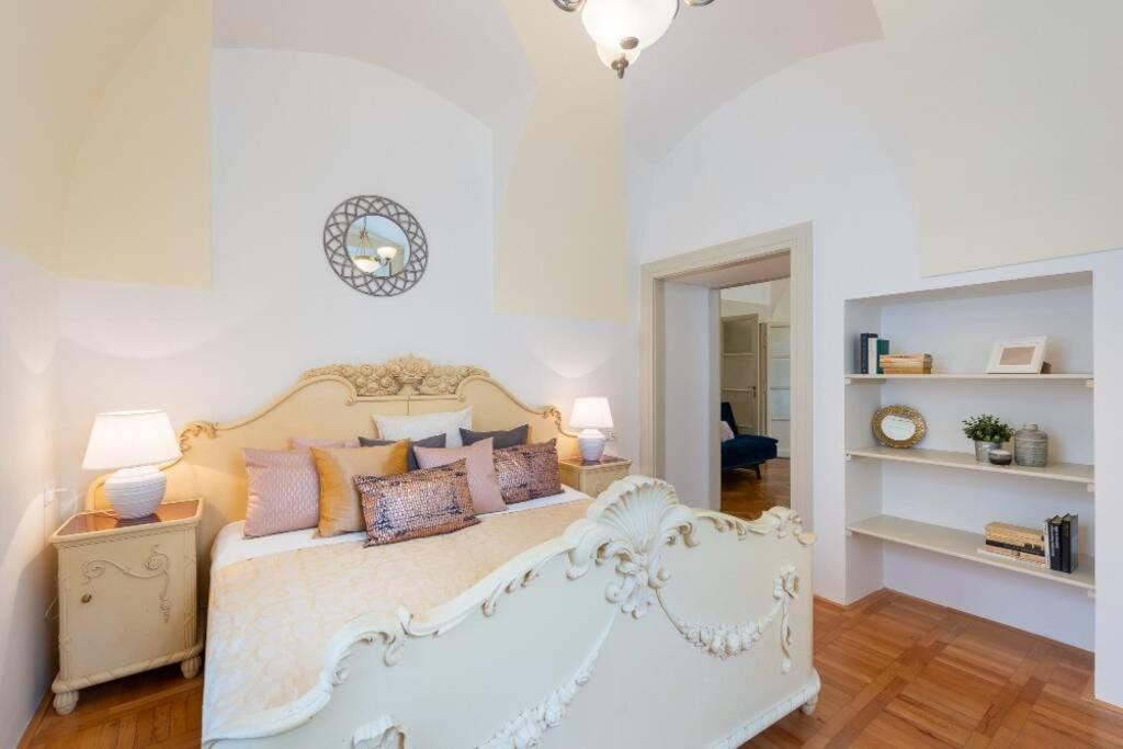 Rose Apartments / Romantic & Cozy / City Center Praag Buitenkant foto