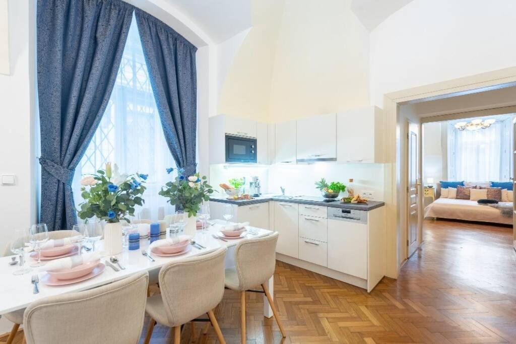 Rose Apartments / Romantic & Cozy / City Center Praag Buitenkant foto