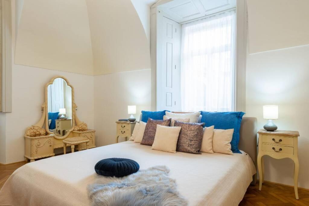 Rose Apartments / Romantic & Cozy / City Center Praag Buitenkant foto