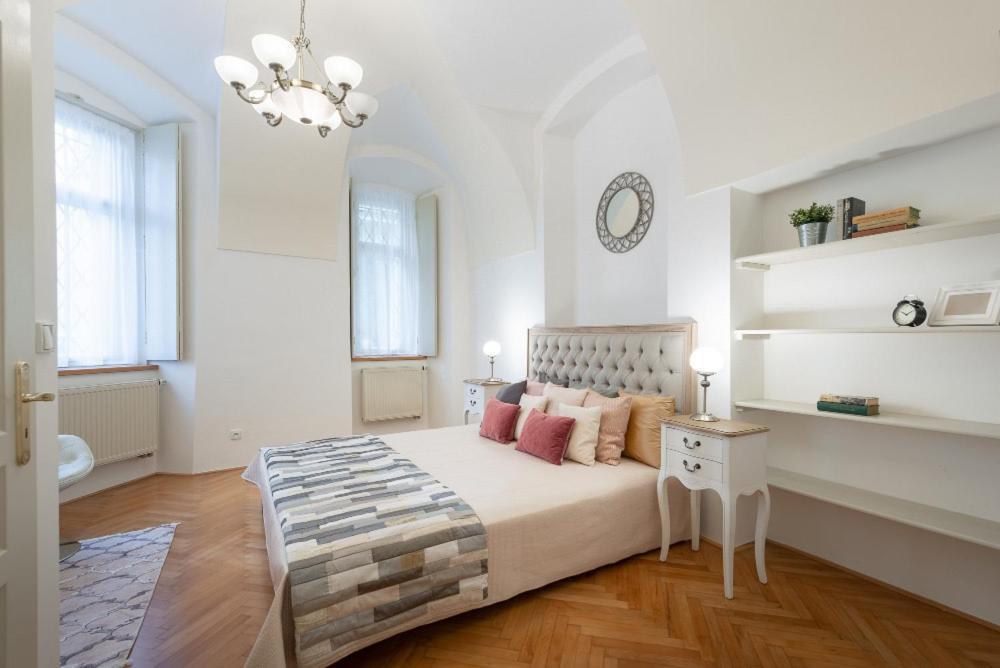 Rose Apartments / Romantic & Cozy / City Center Praag Buitenkant foto