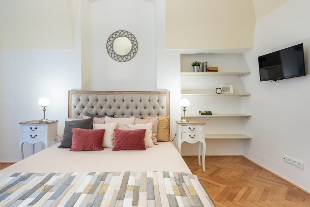 Rose Apartments / Romantic & Cozy / City Center Praag Buitenkant foto