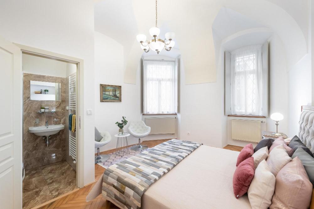 Rose Apartments / Romantic & Cozy / City Center Praag Buitenkant foto