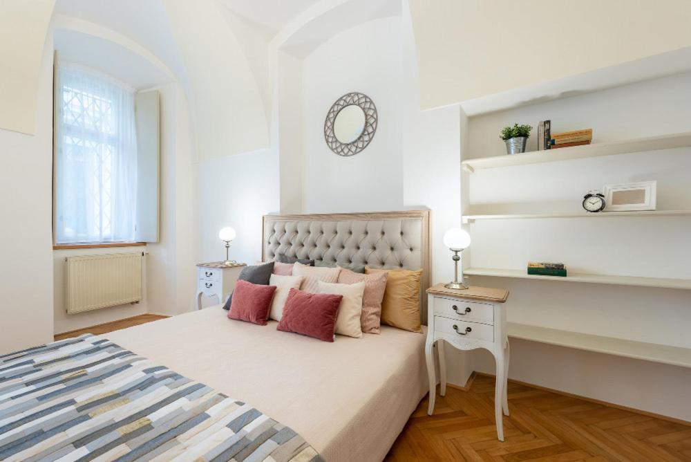 Rose Apartments / Romantic & Cozy / City Center Praag Buitenkant foto