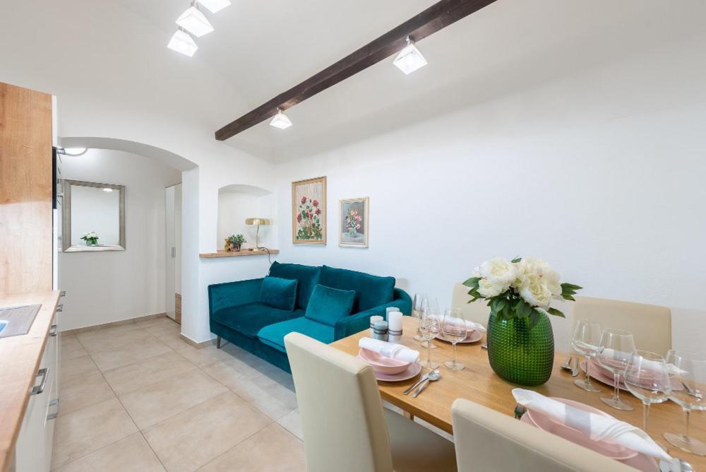 Rose Apartments / Romantic & Cozy / City Center Praag Buitenkant foto