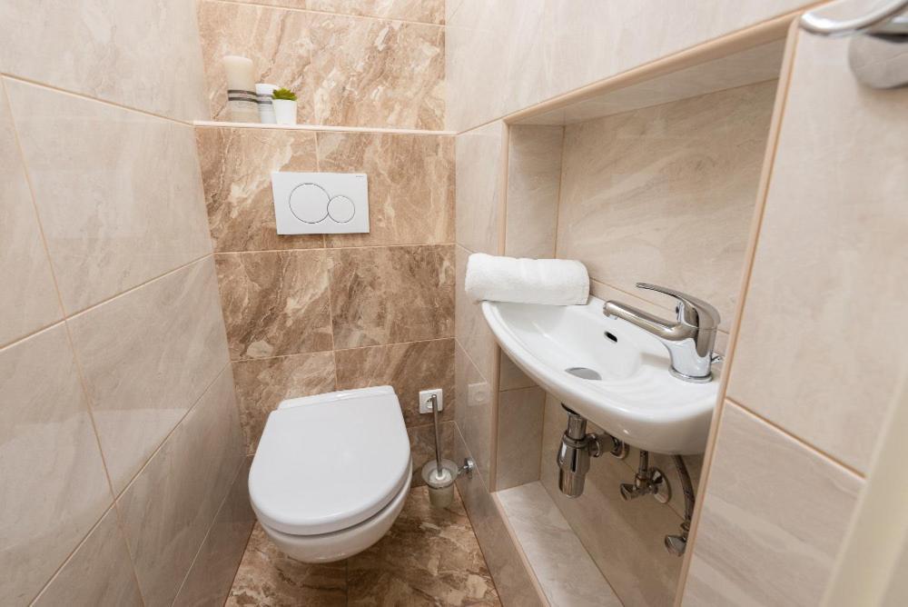 Rose Apartments / Romantic & Cozy / City Center Praag Buitenkant foto